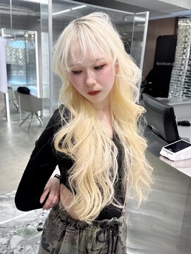 ジーナリア(Xena ria) 《RIHO》ホワイトブロンド/くびれ巻き/ふわふわ