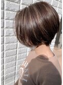 ハイライトカラー_ホワイトベージュ_前下がりショート