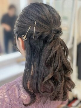 アトリエビューティーアミュ(atelier beauty AmU) 結婚式 二次会 お呼ばれ 編み込みハーフアップ×ゴールドピン
