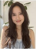 カジュアルな動きのウェーブロングスタイル
