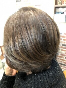 年齢と共に増える白髪を長い目線で活かしていくスタイル☆お悩みにしっかり寄り添い理想を叶えます！