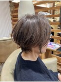後ろ姿が映えるくびれショート