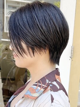 前髪なしハンサムショートカット前下がり黒髪センターパート