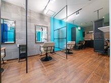 ミッケ バイ ミラーズ(Mikke by Miroirs)の雰囲気(全席リラックス出来る半個室を採用フラットなシャンプー台完備)