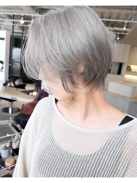 リア 布施店(Lia) ホワイトシルバー