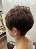 働く女性のベリーショートヘアー