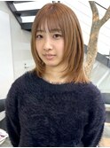 ベージュカラー ミディアムレイヤー 顔周りレイヤー