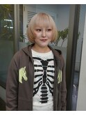 ミニボブカット顔まわりレイヤーカットハイトーンベージュカラー