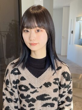 ケリーアン 太田(kelly.un) インナーカラー / ワイドバング / ぱっつん前髪 / ブルージュ