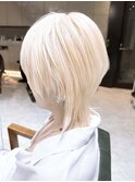 ブロンドカラーツーブロックウルフショート　ブリーチデザイン