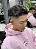 極道パーマホワイトメッシュフェード短髪メンズ髪型
