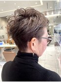 トップにボリューム グレイヘア ハイライト ミセス ショート