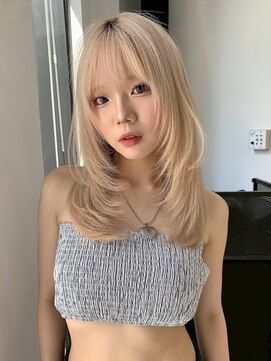 ユーフォリア 新宿通り(Euphoria) 韓国風サイドバング艶感くびれ外ハネミディアムヘア