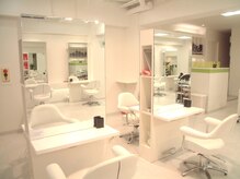 Hair Salon Eprisの雰囲気（店内は清潔感溢れる広々した店内。）