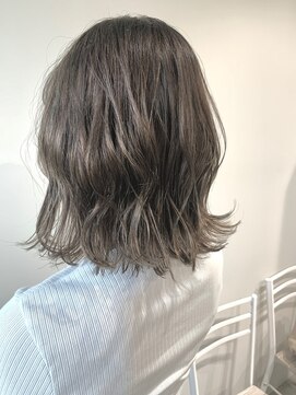 リグ 横浜(Lig.) 外ハネミディアムウェーブアッシュグレージュカラーボブ