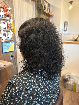 エニシ(Enishi) 癖毛を生かしたロングスタイル