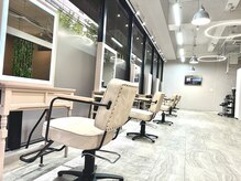 UTGの雰囲気(こだわりの照明で仕上がりも美しく映える空間です。)