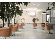 ヘアー アクト カンパニー(hair a c t company)の雰囲気（陽が差し込む暖かな店内）