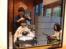 ママが隣で見守りながら、キッズカーに乗りながらご機嫌カット