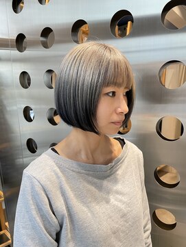 シャウルデッサン(CHARLES DESSIN) 脱白髪染めホワイトブロンドインナーカラー大人ボブショートボブ