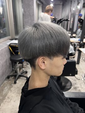 ゴールド 京都(GOALD) マッシュ シルバー ハイトーン ブリーチ 刈り上げ