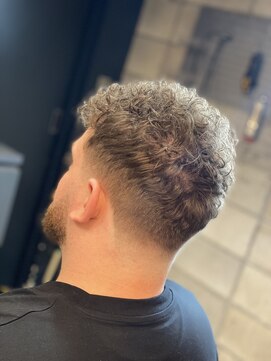 フランクスバーバー アンド ビアークラブ(FRANK'S BARBER and BEER CLUB) スペインカール テーパーフェード