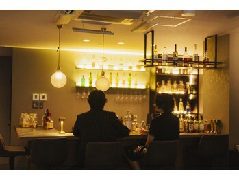 The Hair Lounge【メンズサロン】半個室/MEN'S カット/MEN'S パーマ/ヘッドスパの写真/仕事帰りに髪を整えて、そのままラウンジでひと休み