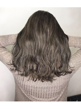 オースト ヘアー ステラ 新宿店(Aust hair Stella) 極細ハイライト×カーキアッシュ【moeRi.N】