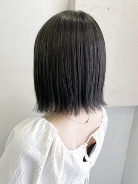 ヒビヲ(HIBIO) 大人ショートボブカット切りっぱなしボブタッセルボブ横浜西口