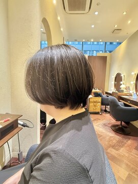 エルサフィロ ヨドヤバシ(el zafiro yodoyabashi) 【el zafiro yodoyabashi】クビレ大人女性ショートスタイル