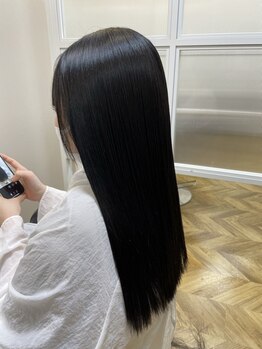 大人女性にご愛顧いただく当サロンが、髪の体力を守りながら理想の艶髪を実現する縮毛矯正をご提供します◎