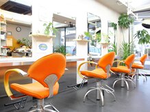 オレンジの椅子が可愛らしい！ライトなどもオーナーのこだわりが