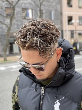 ワールドシップモトマチ(WORLD SHIP MOTOMACHI) 外国人風　茶髪　メッシュパーマ