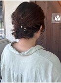 低めシニヨン　パール　おくれ毛アレンジ　お呼ばれ