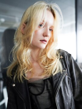 アルバム 新宿(ALBUM SHINJUKU) ロング顔周りレイヤーハイトーンブロンド_F80551