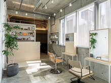ほきもと美容室の雰囲気(心地良い光が入る店内とセット面)