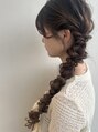 ヴァイラル(VIRAL) スーパーロングヘアを、サイドに編み下ろし
