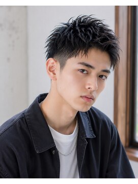バグズ(Baguz) スキンフェードアップバングツーブロック束感ショートヘア