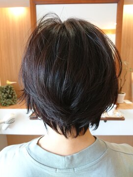 カームヘアー(Calm hair) 動きのあるショート