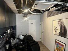 ニュートラル(NEUTRAL)の雰囲気(照明もあえて落として、落ち着いた雰囲気で施術を受けて頂けます)