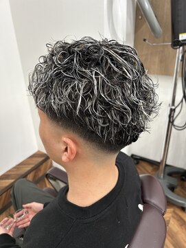 ヒカリ バイ イサミ 西川口(Hikari by ISAMI) サーフカール/フェード/金メッシュ/極道パーマ〈理容室〉西川口