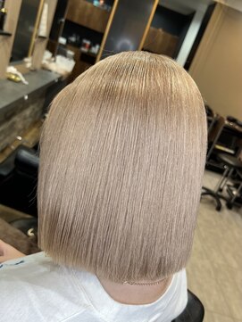ラピス 横浜(Lapis) ミルクティーベージュブリーチカラー切りっぱなしボブ髪質改善
