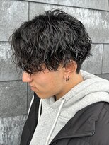 ヒュイル バイ ニアウ(Hwyl by Niau) MEN’S HAIR/波巻ツイストスパイラル/センターパート/伊勢崎