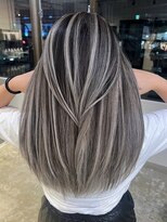 メリー オオサカ(Merly Osaka)&nbsp;根本暗めで伸びても気にならないバレイヤージュ_contrast ash_