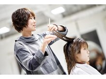 髪質や骨格に合わせ補正するオリジナルカット！