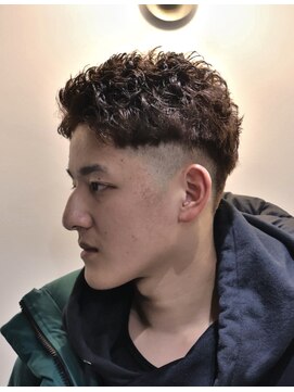 シーンバイラッド ヘルム(SCENE by RAD helm) テーパーフェードスパイキーショート