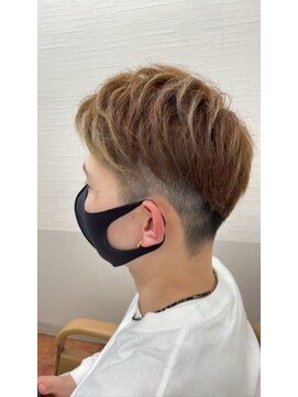 シャラク 戸出店(sharaku) ツーブロック、立体感のあるハイトーンカラー