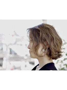 大人女性を髪の悩みから解放。いつまでもデザインを楽しめる"脱白髪染め"でインナーカラーやハイトーンも◎