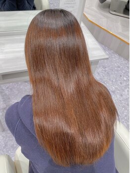 ヨンセンチメートルヒロサカ(4cm HIROSAKA)の写真/くせ毛やダメージによるうねりを解決し、日常を楽チンに♪髪の状態に合わせたヘアケアで、理想の美髮へ。