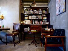 洋書や画集、小説に漫画。ぎっしりな本棚、ゆっくりご覧ください